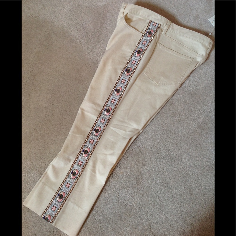 SALE‼️❤️‍🔥🤩Awe-mazing😜embellished designer cropped jeans✅